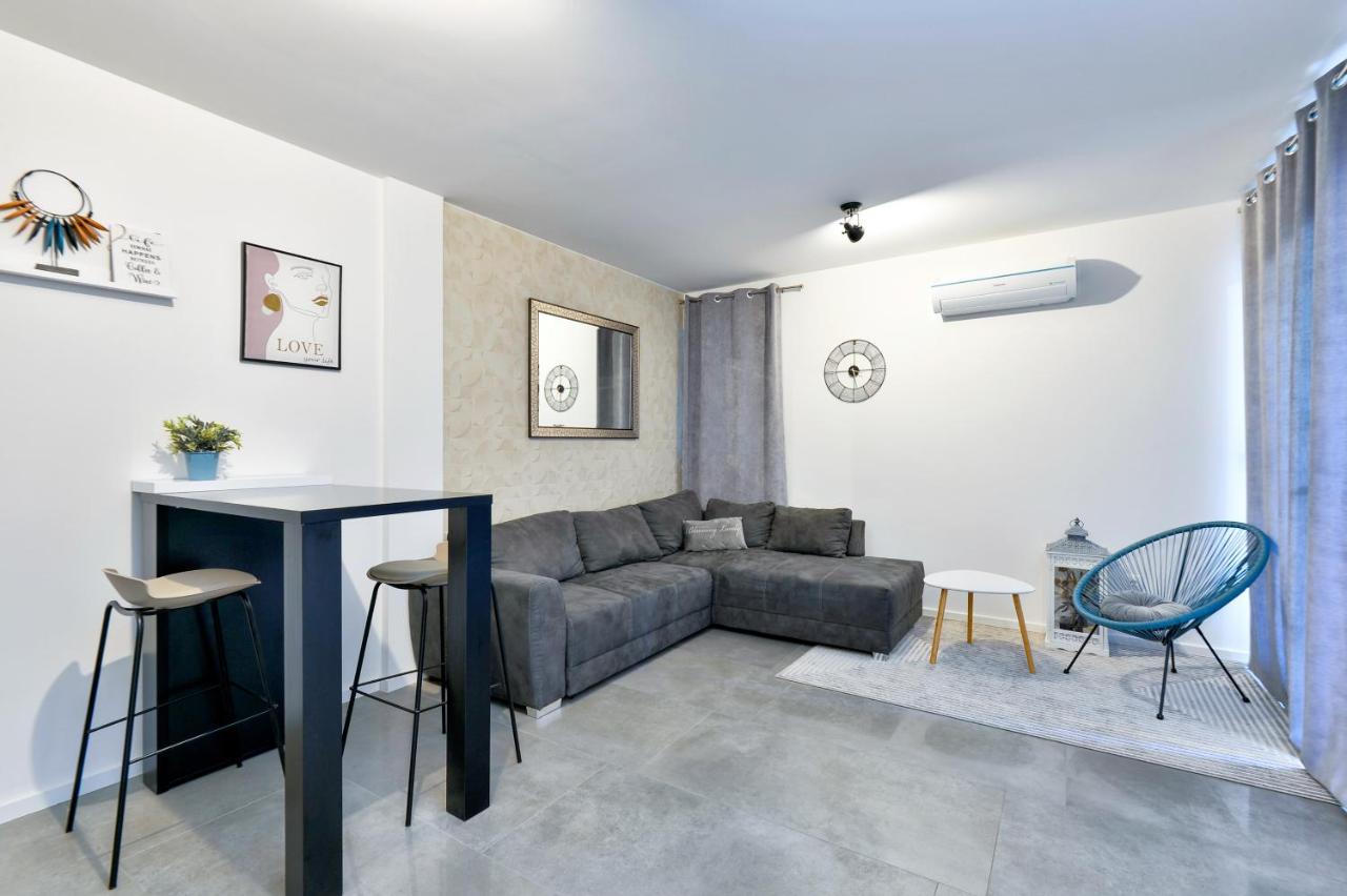 Relax Apartments Novalja Bagian luar foto