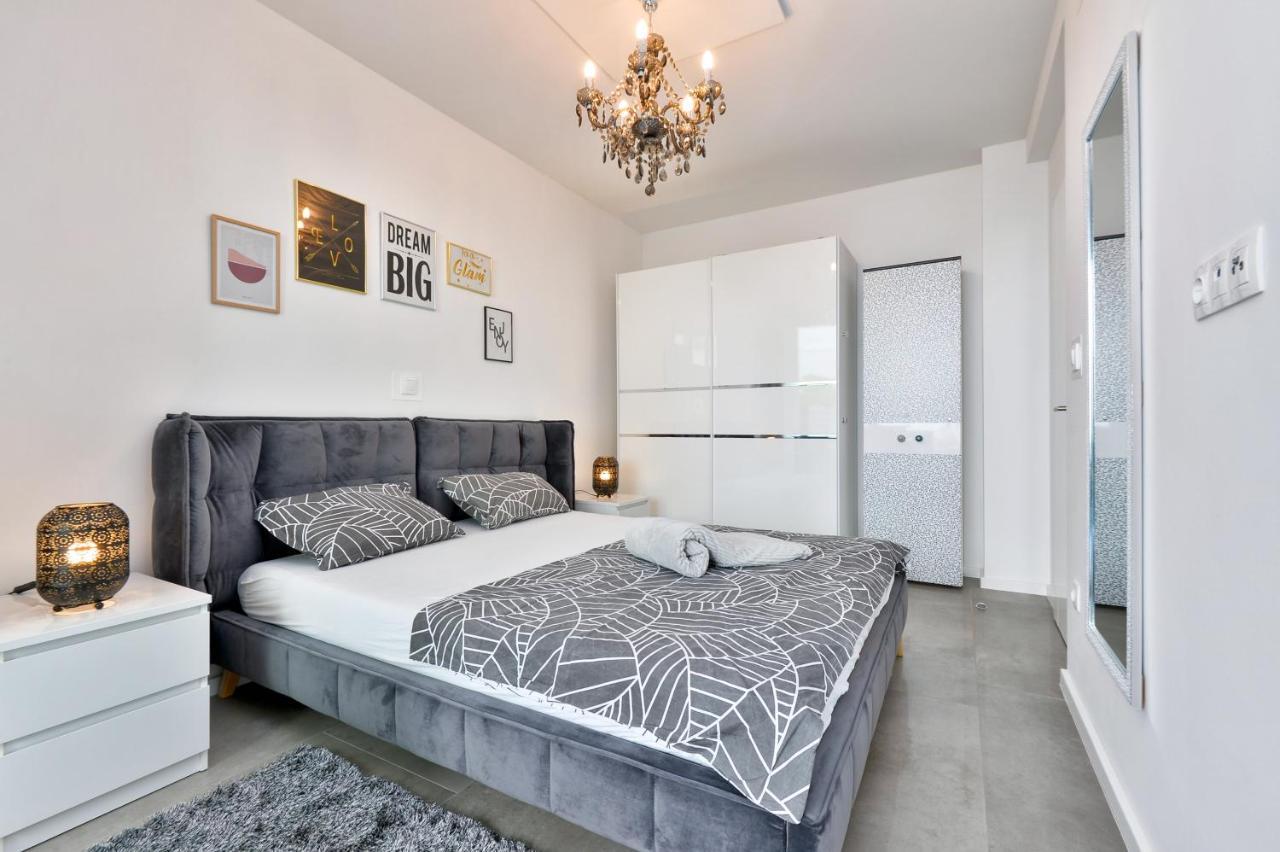 Relax Apartments Novalja Bagian luar foto