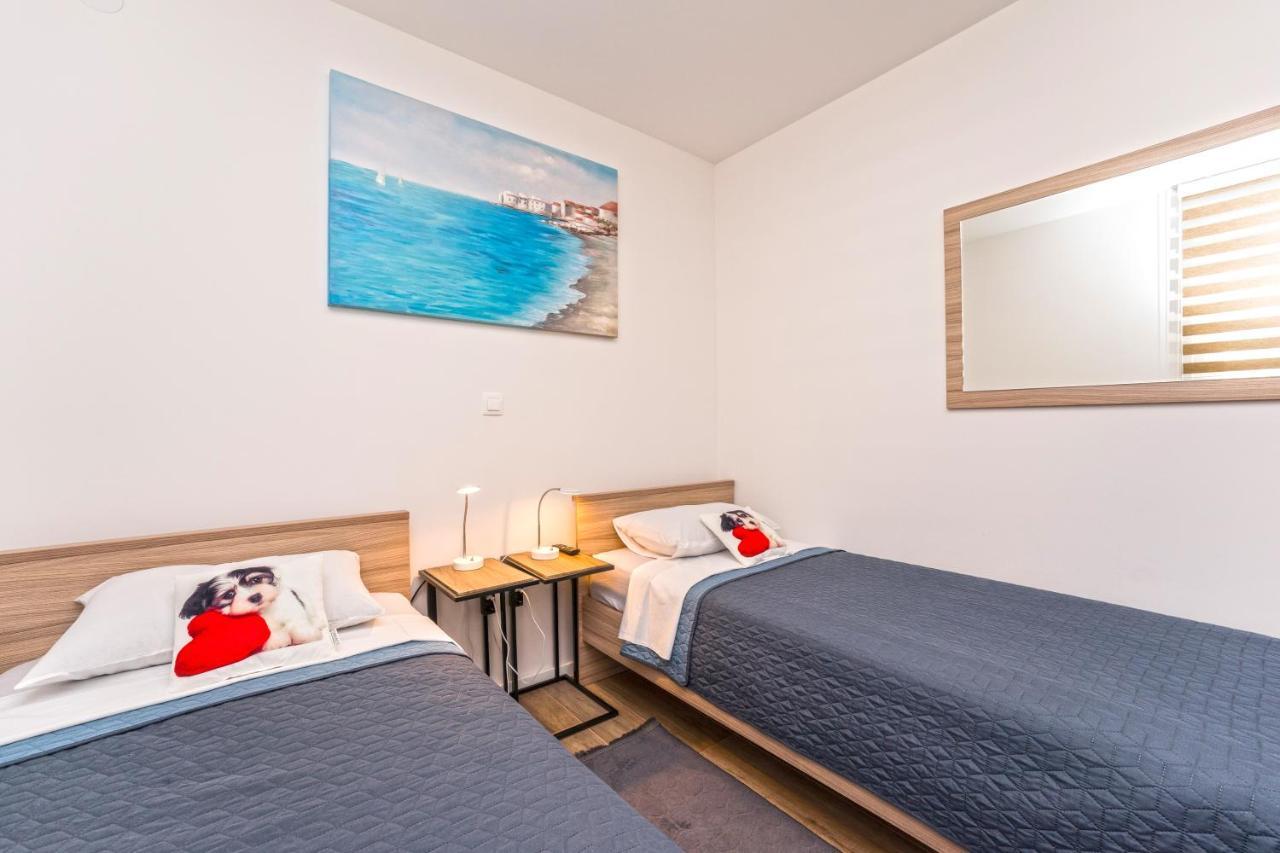 Relax Apartments Novalja Bagian luar foto
