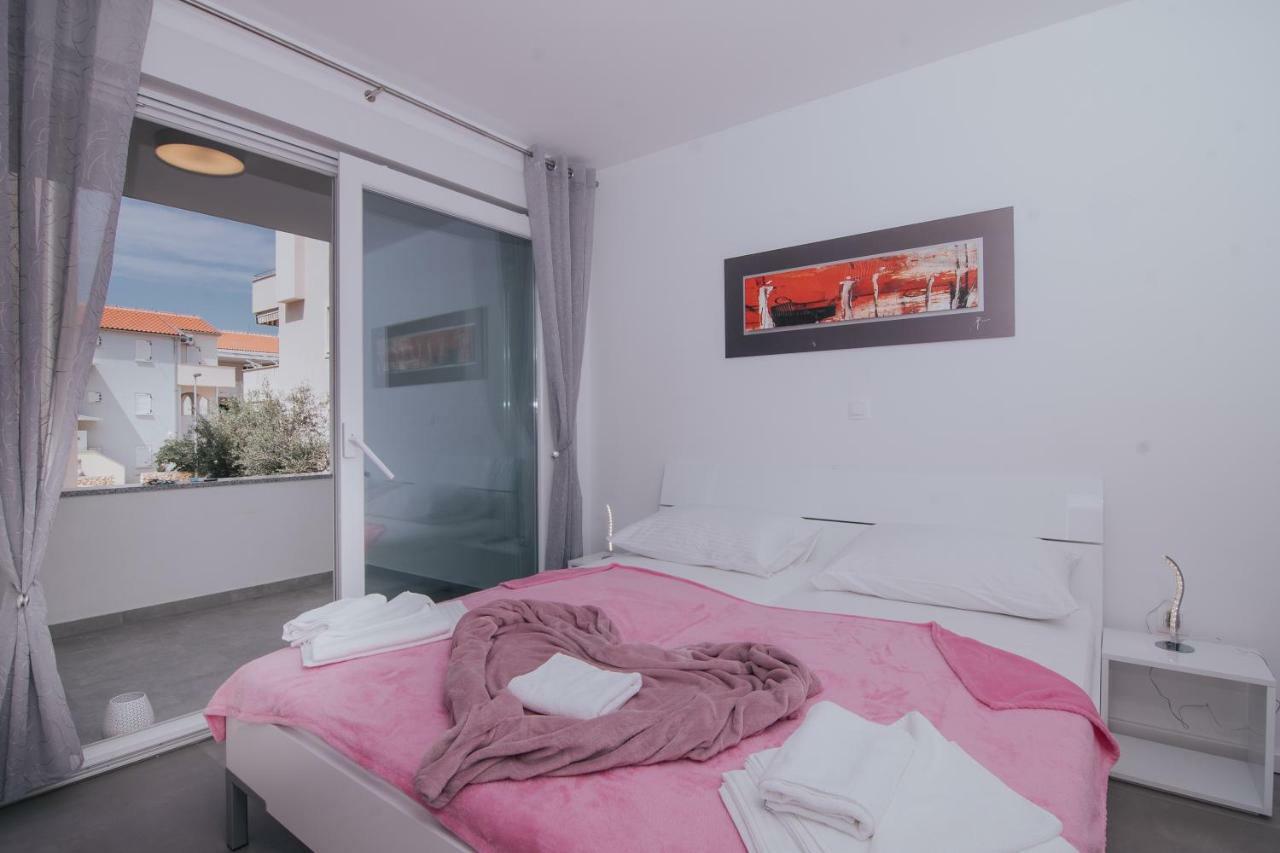 Relax Apartments Novalja Bagian luar foto