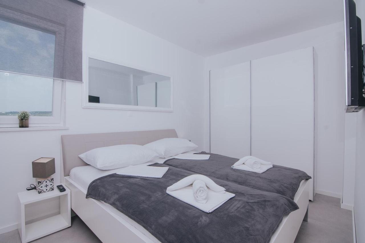 Relax Apartments Novalja Bagian luar foto